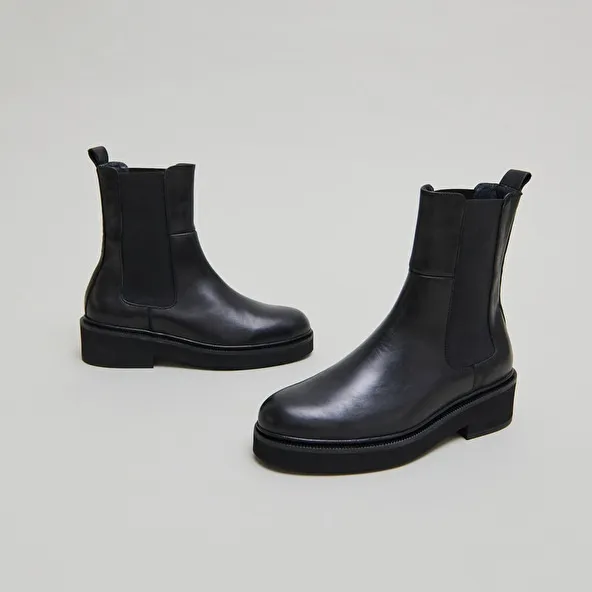 Boots with elastic band in black leather