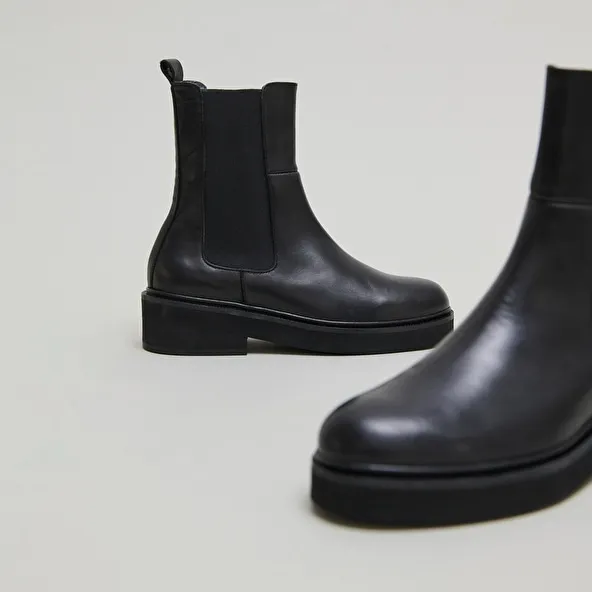 Boots with elastic band in black leather