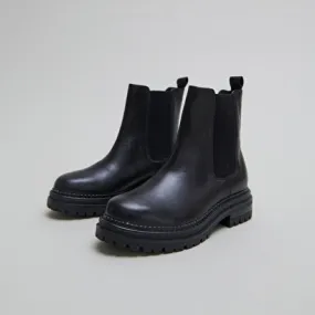 Boots with notched soles and elastic in black leather