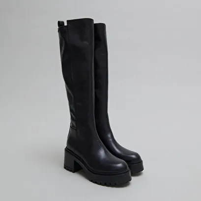 Boots with notched soles in leather and black stretch