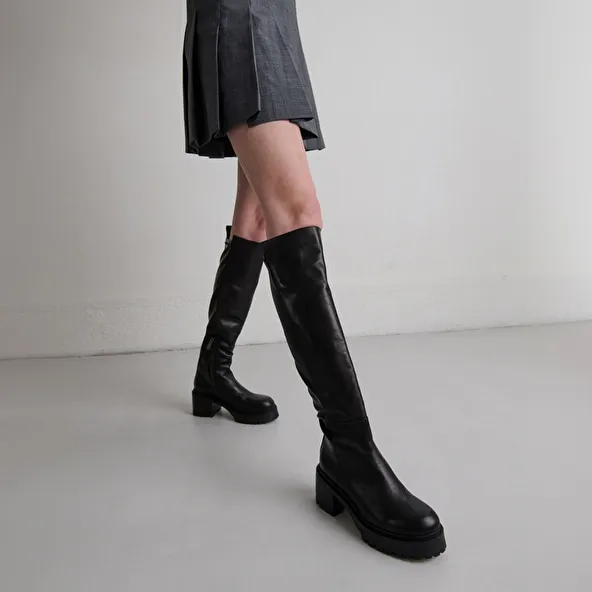 Boots with notched soles in leather and black stretch