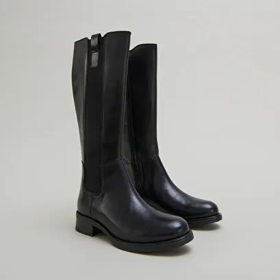 Flat boots with round toes in black leather