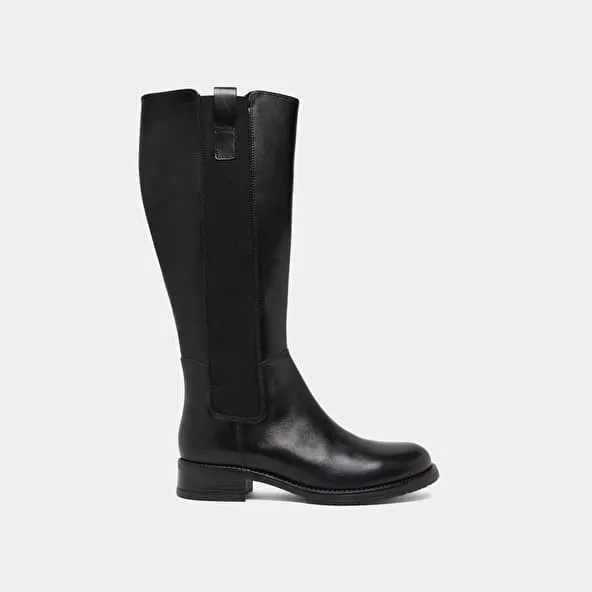 Flat boots with round toes in black leather