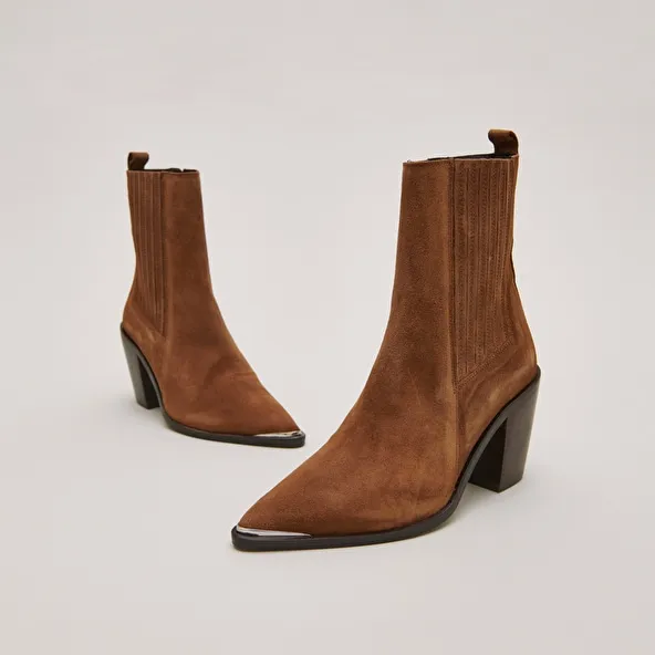 Heeled boots with gathers in brown leather