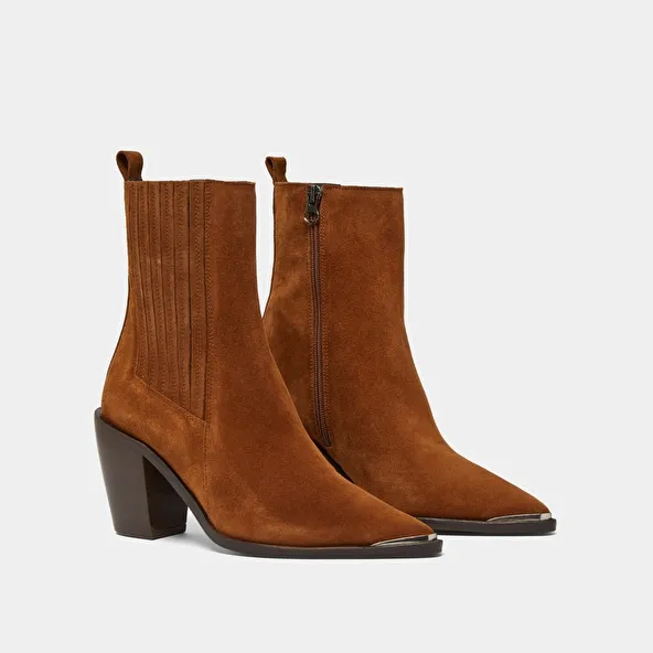 Heeled boots with gathers in brown leather