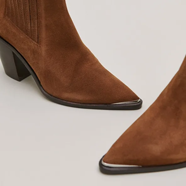 Heeled boots with gathers in brown leather