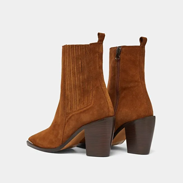 Heeled boots with gathers in brown leather