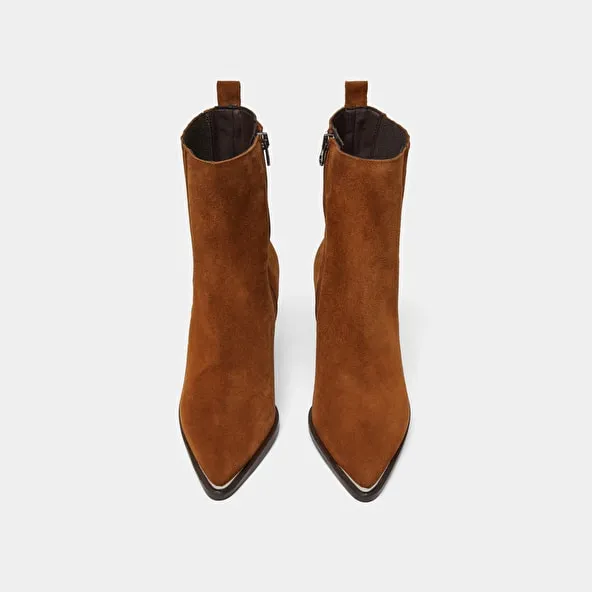 Heeled boots with gathers in brown leather