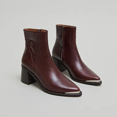 Heeled boots with golden toe cap in brown leather