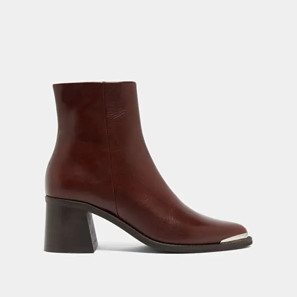 Heeled boots with golden toe cap in brown leather