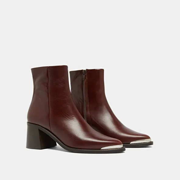 Heeled boots with golden toe cap in brown leather