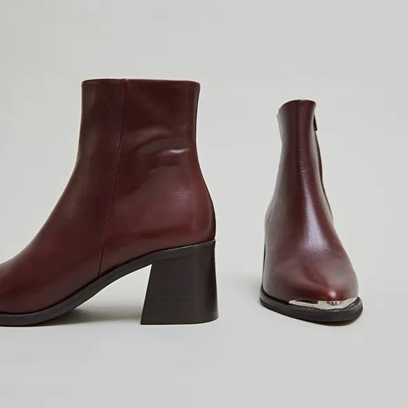 Heeled boots with golden toe cap in brown leather