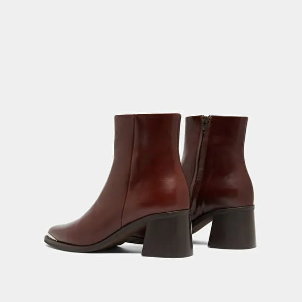 Heeled boots with golden toe cap in brown leather