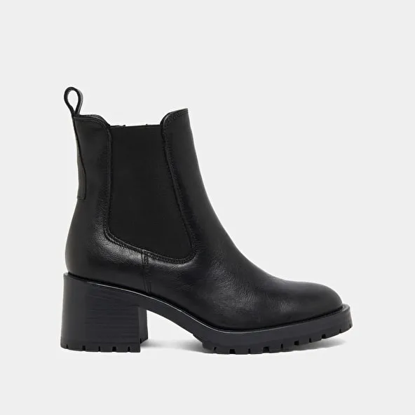 High boots with notched soles in black grained leather