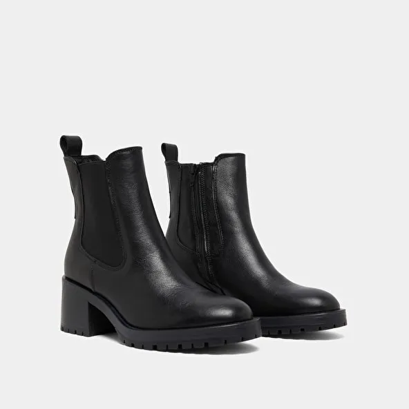 High boots with notched soles in black grained leather