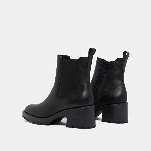 High boots with notched soles in black grained leather