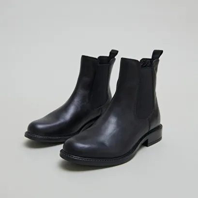 Round-toe boots in black leather