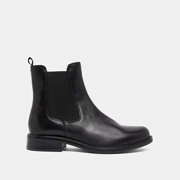 Round-toe boots in black leather