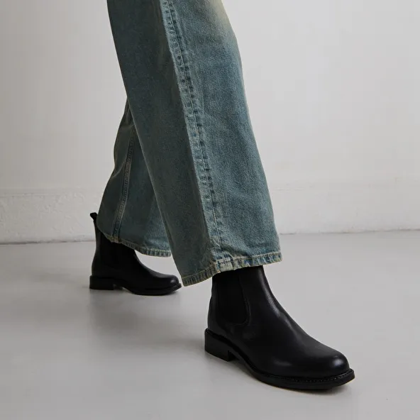 Round-toe boots in black leather