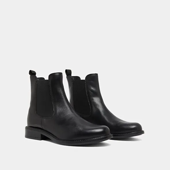 Round-toe boots in black leather