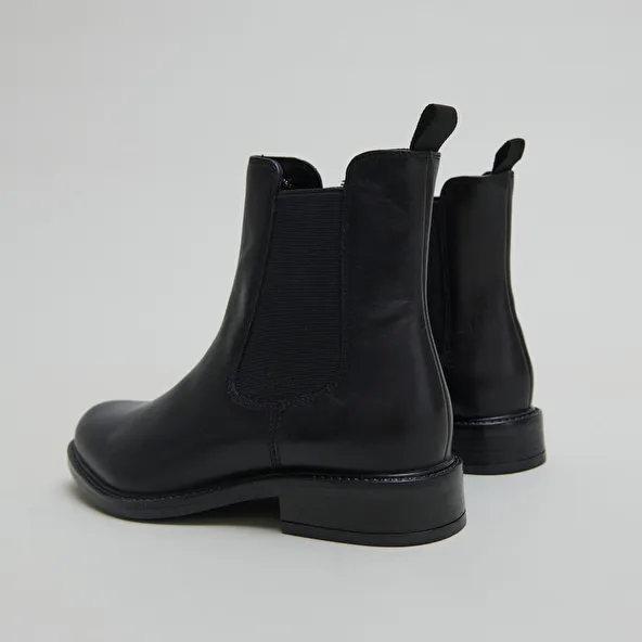 Round-toe boots in black leather