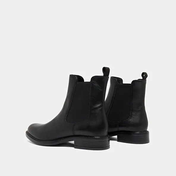 Round-toe boots in black leather