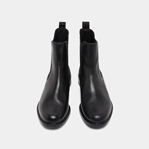 Round-toe boots in black leather